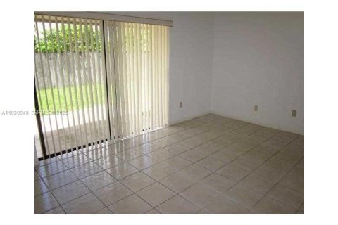 Снять в аренду виллу или дом в Майами, Флорида 3 спальни, 179.21м2, № 1989681 - фото 3