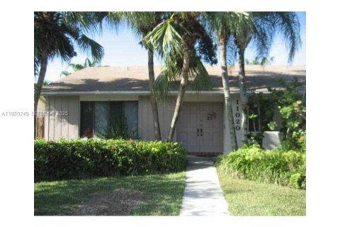 Снять в аренду виллу или дом в Майами, Флорида 3 спальни, 179.21м2, № 1989681 - фото 1