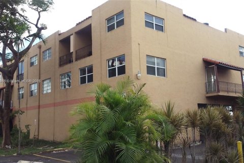 Condo in Hialeah, Florida, 2 bedrooms  № 1862920 - photo 2
