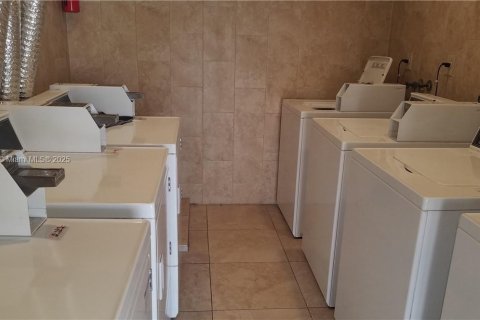 Condo in Hialeah, Florida, 2 bedrooms  № 1862920 - photo 6
