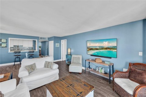 Condo in Marco Island, Florida, 2 bedrooms  № 2153020 - photo 7