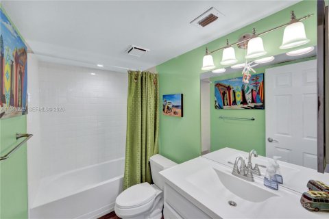 Condo in Marco Island, Florida, 2 bedrooms  № 2153020 - photo 23