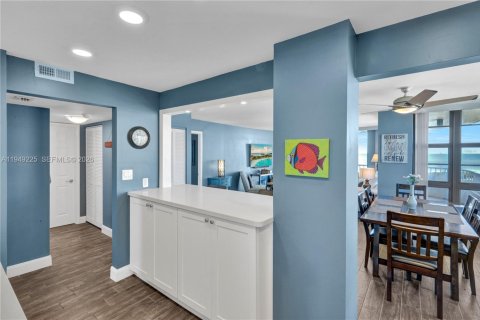 Condo in Marco Island, Florida, 2 bedrooms  № 2153020 - photo 12