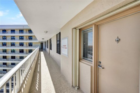 Condo in Marco Island, Florida, 2 bedrooms  № 2153020 - photo 5