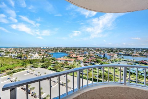 Condo in Marco Island, Florida, 2 bedrooms  № 2153020 - photo 25
