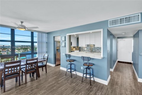 Condo in Marco Island, Florida, 2 bedrooms  № 2153020 - photo 15