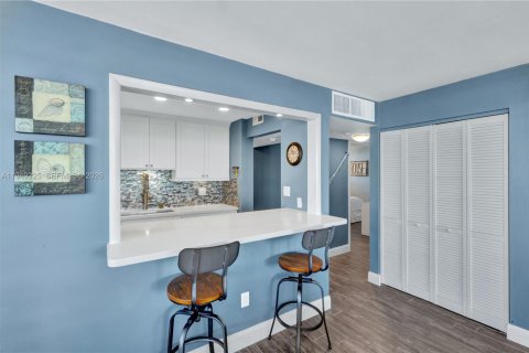 Condo in Marco Island, Florida, 2 bedrooms  № 2153020 - photo 14