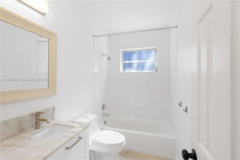 Casa en alquiler en Palmetto Bay, Florida, 3 dormitorios, 175.77 m2 № 1967751 - foto 25