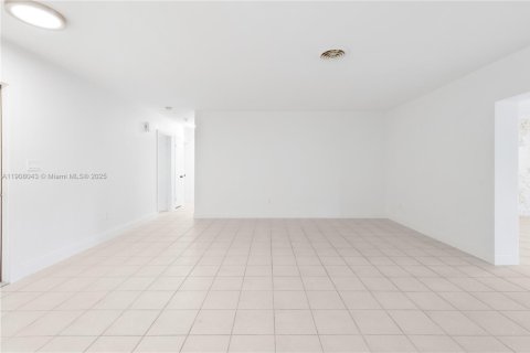 Casa en alquiler en Palmetto Bay, Florida, 3 dormitorios, 175.77 m2 № 1967751 - foto 7