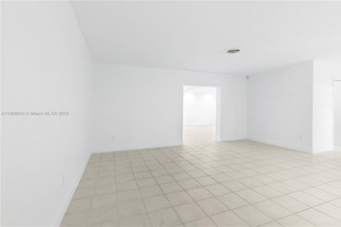 Casa en alquiler en Palmetto Bay, Florida, 3 dormitorios, 175.77 m2 № 1967751 - foto 5