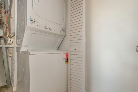 Condo in Miami, Florida, 1 bedroom  № 1763369 - photo 5