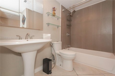 Condo in Miami, Florida, 1 bedroom  № 1763369 - photo 4