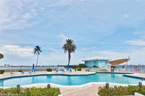 Condo in Miami, Florida, 1 bedroom  № 1763369 - photo 12
