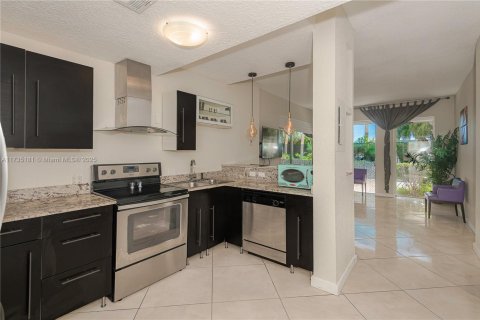 Condo in Miami, Florida, 1 bedroom  № 1763369 - photo 2