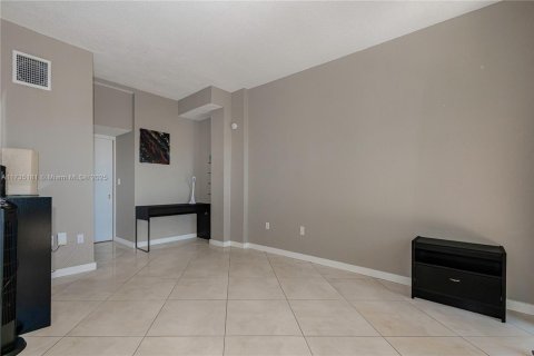Condo in Miami, Florida, 1 bedroom  № 1763369 - photo 20