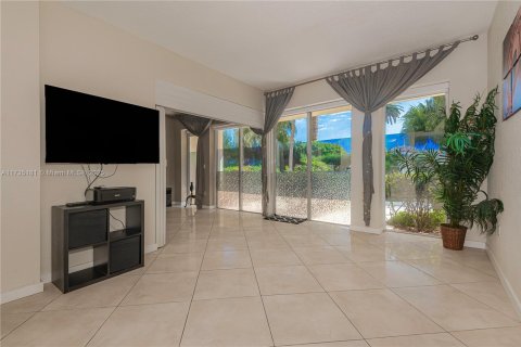 Condo in Miami, Florida, 1 bedroom  № 1763369 - photo 16