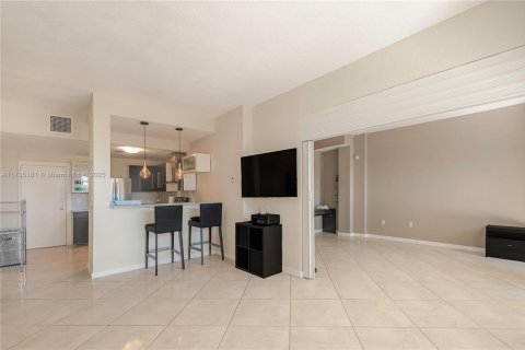 Condo in Miami, Florida, 1 bedroom  № 1763369 - photo 29