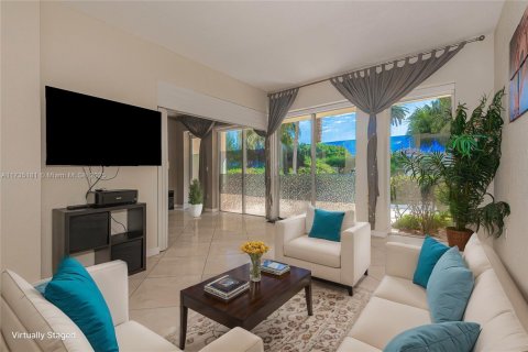 Condo in Miami, Florida, 1 bedroom  № 1763369 - photo 1