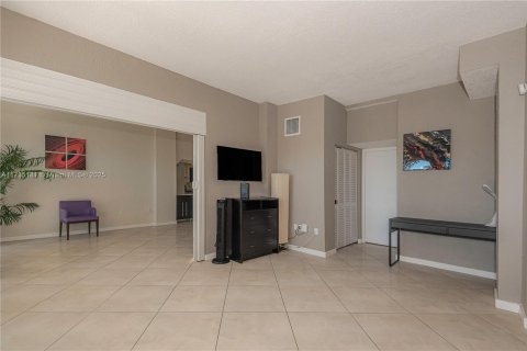 Condo in Miami, Florida, 1 bedroom  № 1763369 - photo 19