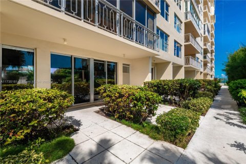 Condo in Miami, Florida, 1 bedroom  № 1763369 - photo 6