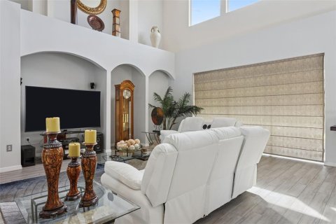 House in Tampa, Florida 5 bedrooms, 365.38 sq.m. № 2111123 - photo 12