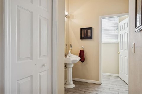 House in Tampa, Florida 5 bedrooms, 365.38 sq.m. № 2111123 - photo 21