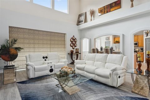 House in Tampa, Florida 5 bedrooms, 365.38 sq.m. № 2111123 - photo 14