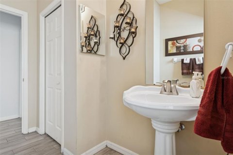 House in Tampa, Florida 5 bedrooms, 365.38 sq.m. № 2111123 - photo 23