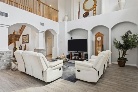 House in Tampa, Florida 5 bedrooms, 365.38 sq.m. № 2111123 - photo 13