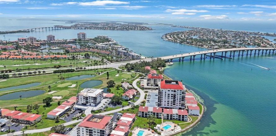 Condominio en Saint Petersburg, Florida, 2 dormitorios  № 1850103