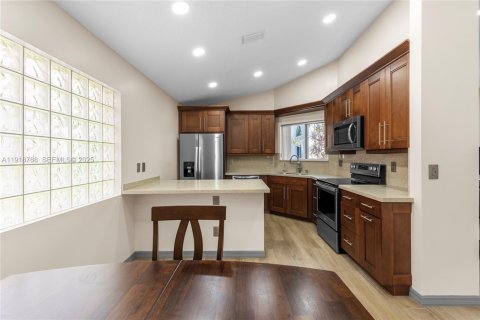 House in Dania Beach, Florida 3 bedrooms, 148.18 sq.m. № 1977131 - photo 14