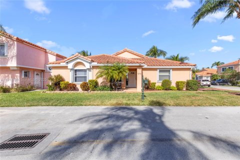 House in Dania Beach, Florida 3 bedrooms, 148.18 sq.m. № 1977131 - photo 4