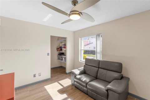 House in Dania Beach, Florida 3 bedrooms, 148.18 sq.m. № 1977131 - photo 29