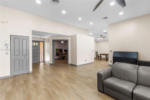 House in Dania Beach, Florida 3 bedrooms, 148.18 sq.m. № 1977131 - photo 11