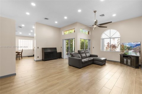 House in Dania Beach, Florida 3 bedrooms, 148.18 sq.m. № 1977131 - photo 8