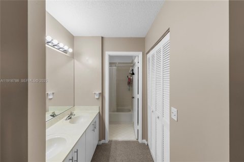 House in Dania Beach, Florida 3 bedrooms, 148.18 sq.m. № 1977131 - photo 23