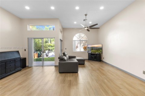 House in Dania Beach, Florida 3 bedrooms, 148.18 sq.m. № 1977131 - photo 7