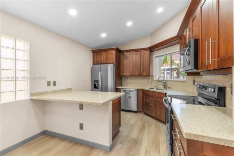 House in Dania Beach, Florida 3 bedrooms, 148.18 sq.m. № 1977131 - photo 15