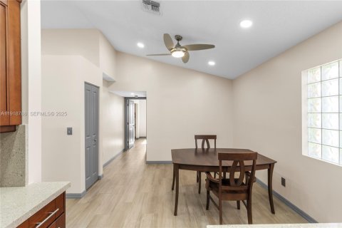 House in Dania Beach, Florida 3 bedrooms, 148.18 sq.m. № 1977131 - photo 19