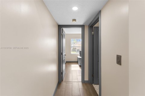 House in Dania Beach, Florida 3 bedrooms, 148.18 sq.m. № 1977131 - photo 12