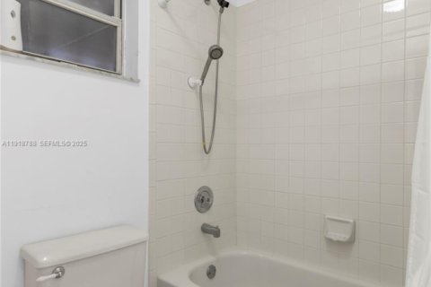 House in Dania Beach, Florida 3 bedrooms, 148.18 sq.m. № 1977131 - photo 25