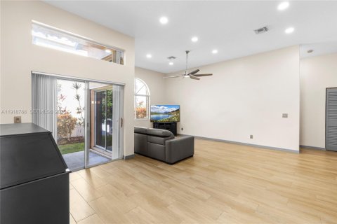 House in Dania Beach, Florida 3 bedrooms, 148.18 sq.m. № 1977131 - photo 10