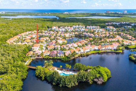 House in Dania Beach, Florida 3 bedrooms, 148.18 sq.m. № 1977131 - photo 1