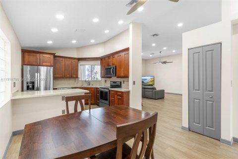 House in Dania Beach, Florida 3 bedrooms, 148.18 sq.m. № 1977131 - photo 13