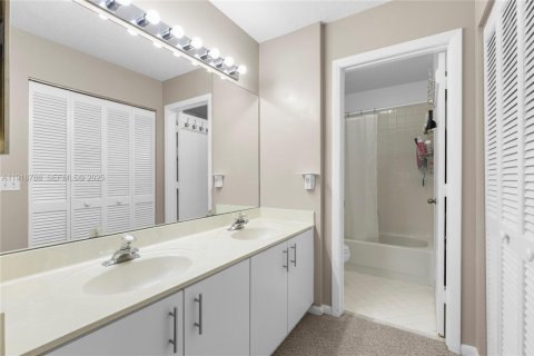 House in Dania Beach, Florida 3 bedrooms, 148.18 sq.m. № 1977131 - photo 24