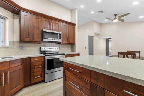 House in Dania Beach, Florida 3 bedrooms, 148.18 sq.m. № 1977131 - photo 17