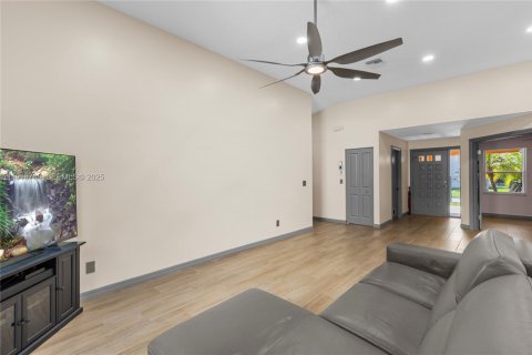 House in Dania Beach, Florida 3 bedrooms, 148.18 sq.m. № 1977131 - photo 9