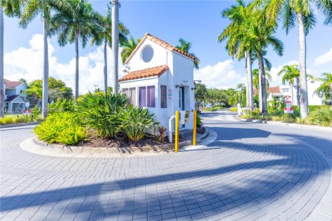 House in Dania Beach, Florida 3 bedrooms, 148.18 sq.m. № 1977131 - photo 2