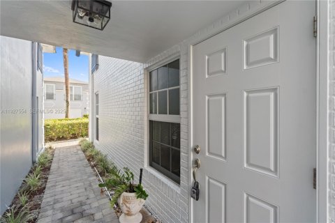 Townhouse in Hillsboro Beach, Florida 3 bedrooms, 150.32 sq.m. № 1988317 - photo 5