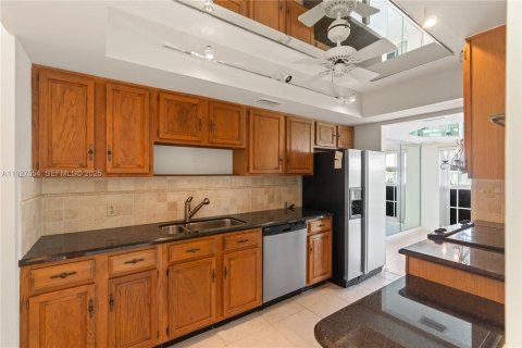 Townhouse in Hillsboro Beach, Florida 3 bedrooms, 150.32 sq.m. № 1988317 - photo 12